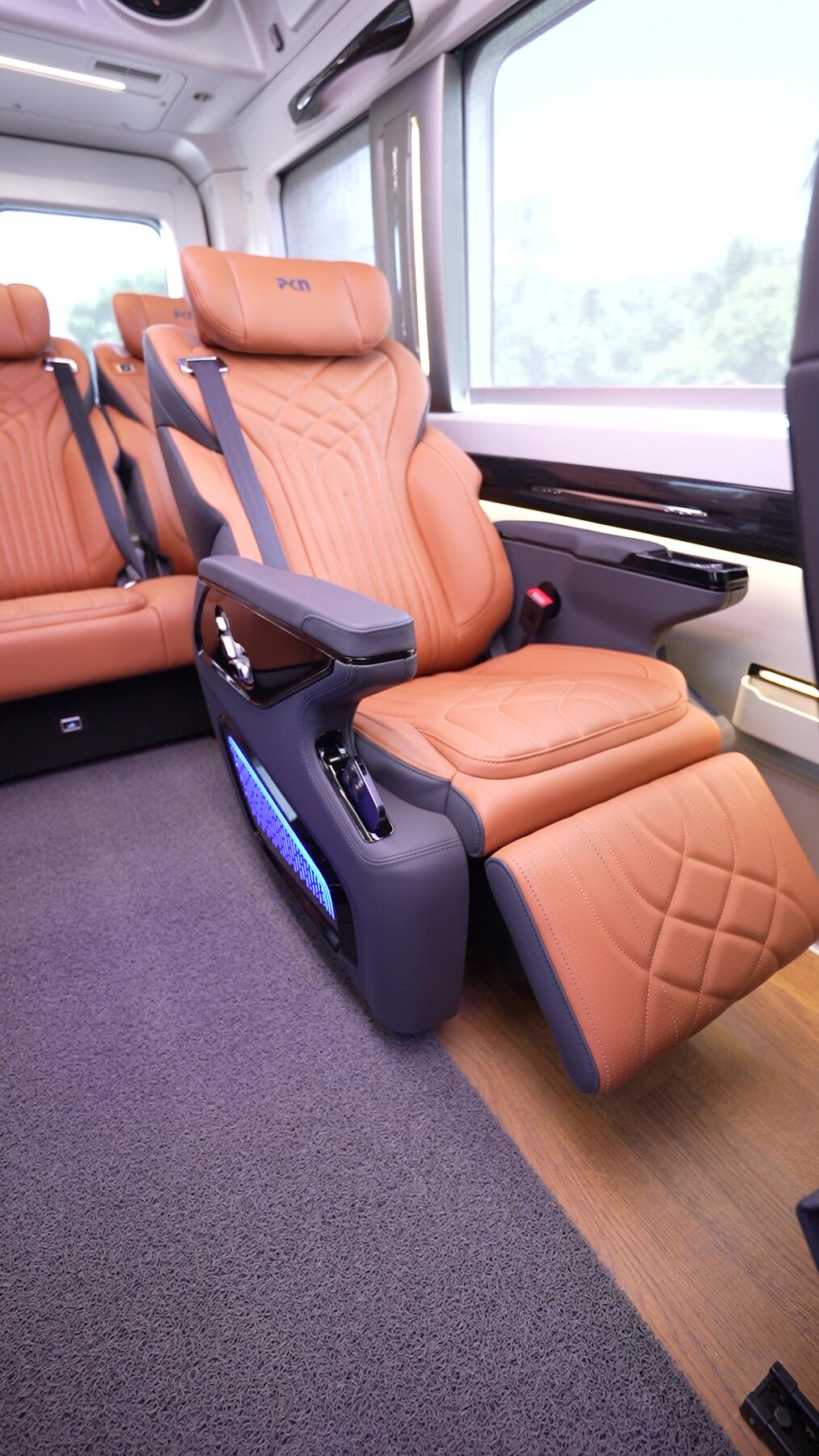 Reclining luxury captain seat